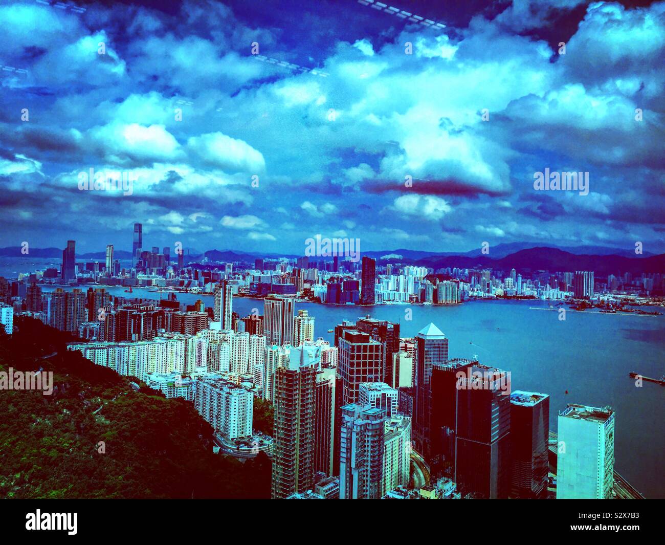 Nublado la vista de Hong Kong desde la oficina de Facebook en taikoo place Foto de stock