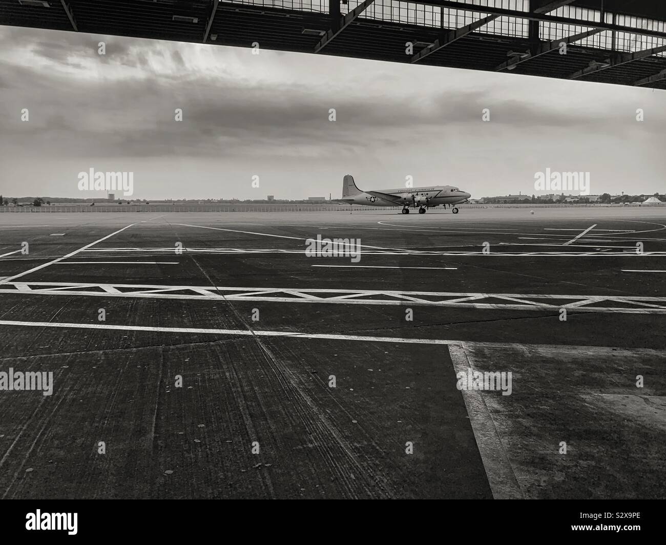 El aeropuerto de Tempelhof, en Berlín, Alemania. Viejo aeropuerto de Berlín estaba involucrada con el puente aéreo de Berlín. Elemento arquitectónico es el dosel que protegía el embarque a los pasajeros contra la intemperie. Foto de stock