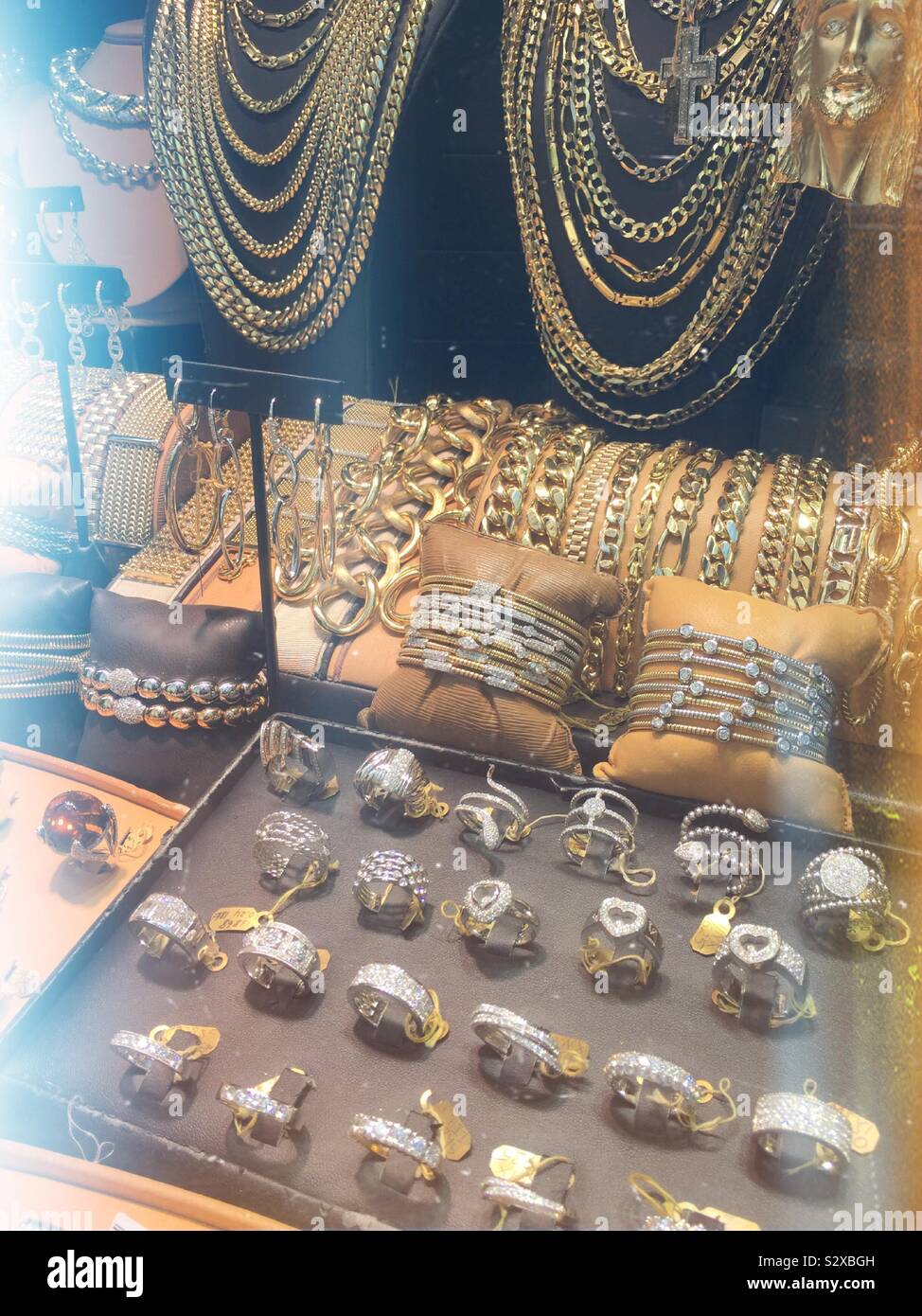 Las joyas que se exhiben en un escaparate en la Ciudad de Nueva York, el  distrito de los diamantes, EE.UU Fotografía de stock - Alamy