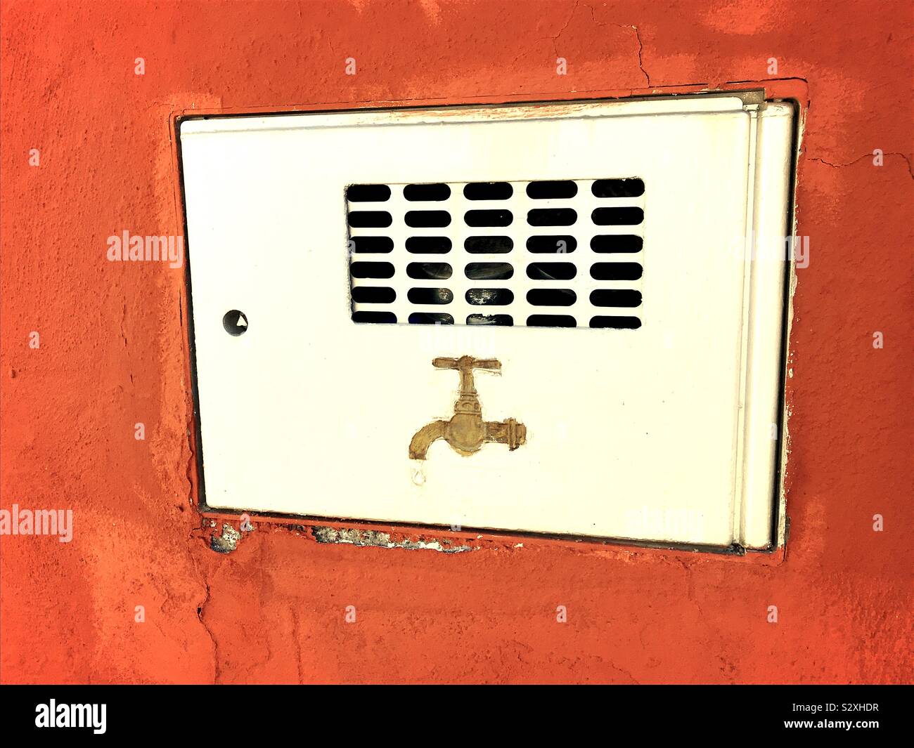 Puerta metálica de un contador de agua con las letras eter, agua y toca'  en español Fotografía de stock - Alamy