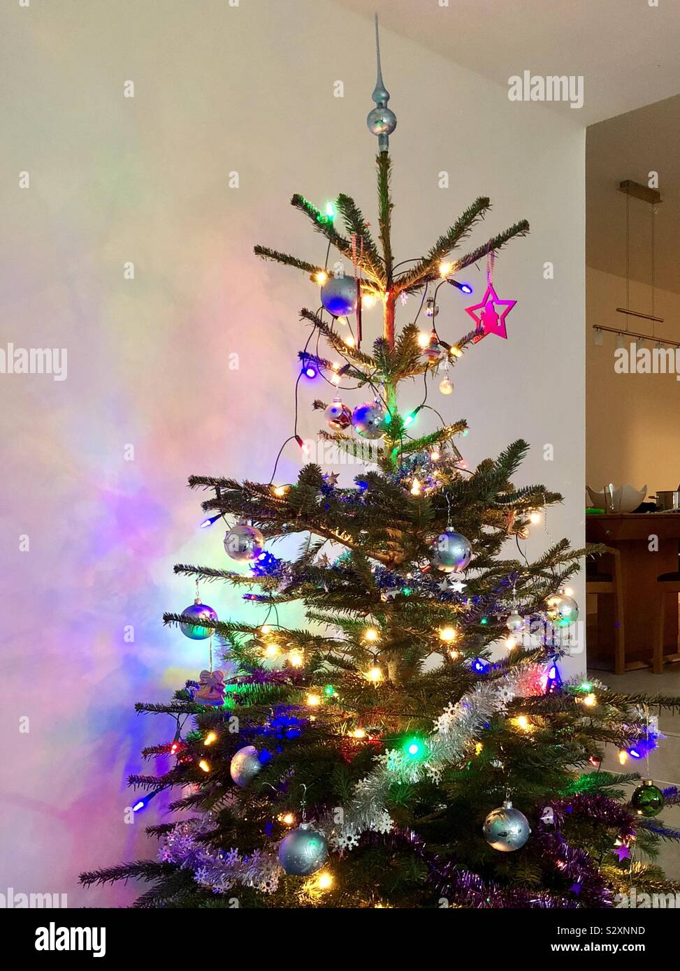 Árbol de navidad en casa privada con las luces de hadas Foto de stock