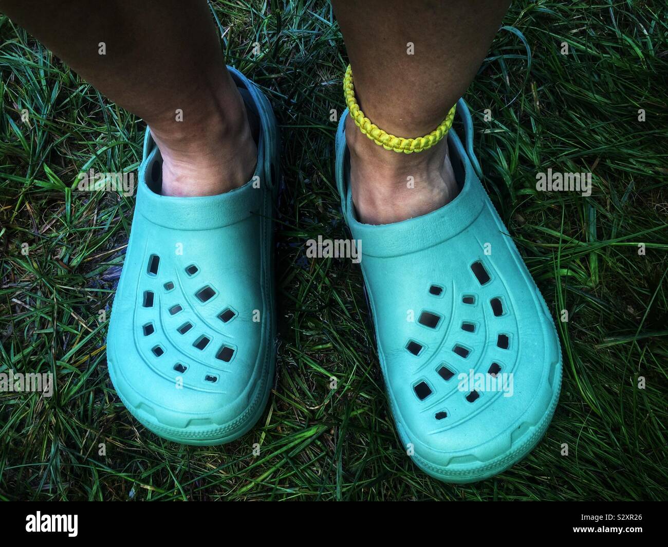 Par de pies de la persona usando crocs sandalias de plástico verde  Fotografía de stock - Alamy