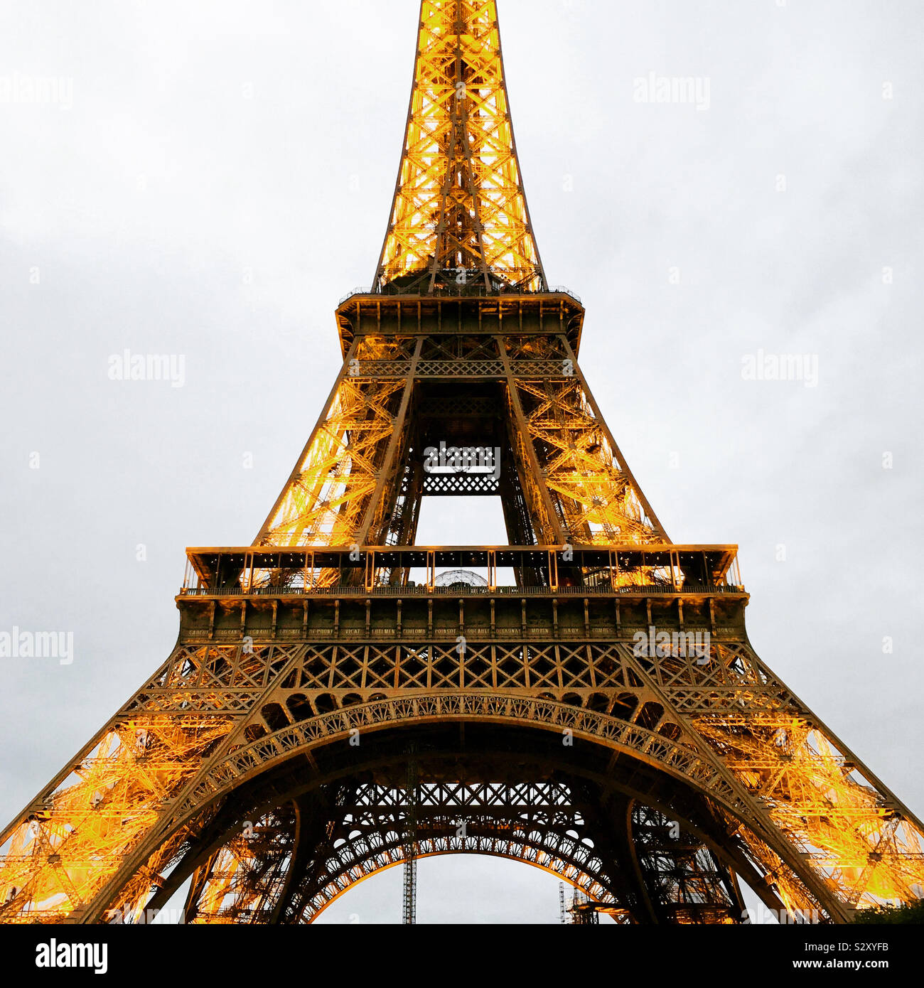 Luces en la torre eiffel fotografías e imágenes de alta resolución Alamy