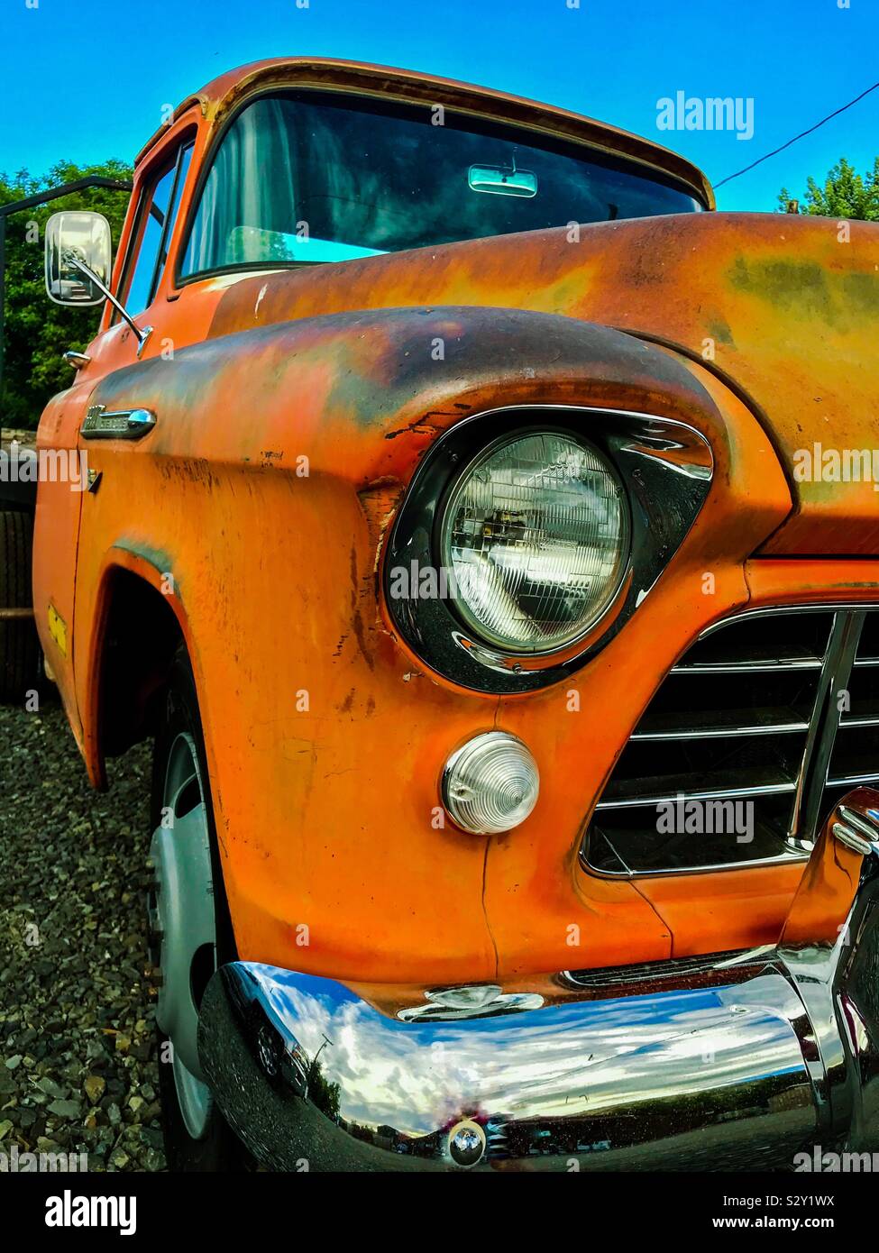 Rusty mediados los años cincuenta vintage Chevrolet camión de trabajo- closeup en el faro y el paragolpes Foto de stock