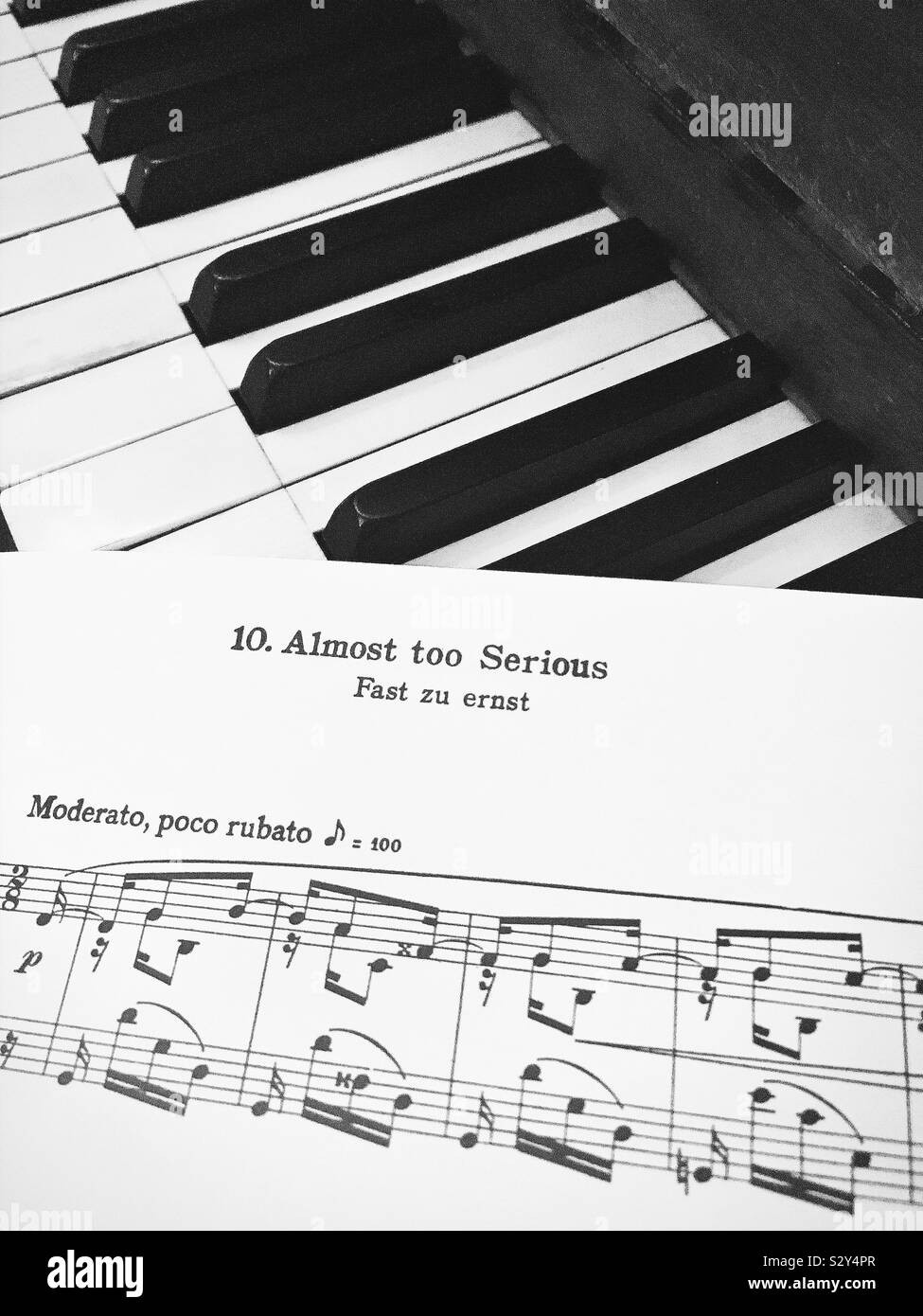 Leyendo partituras para piano Imágenes de stock en blanco y negro - Alamy