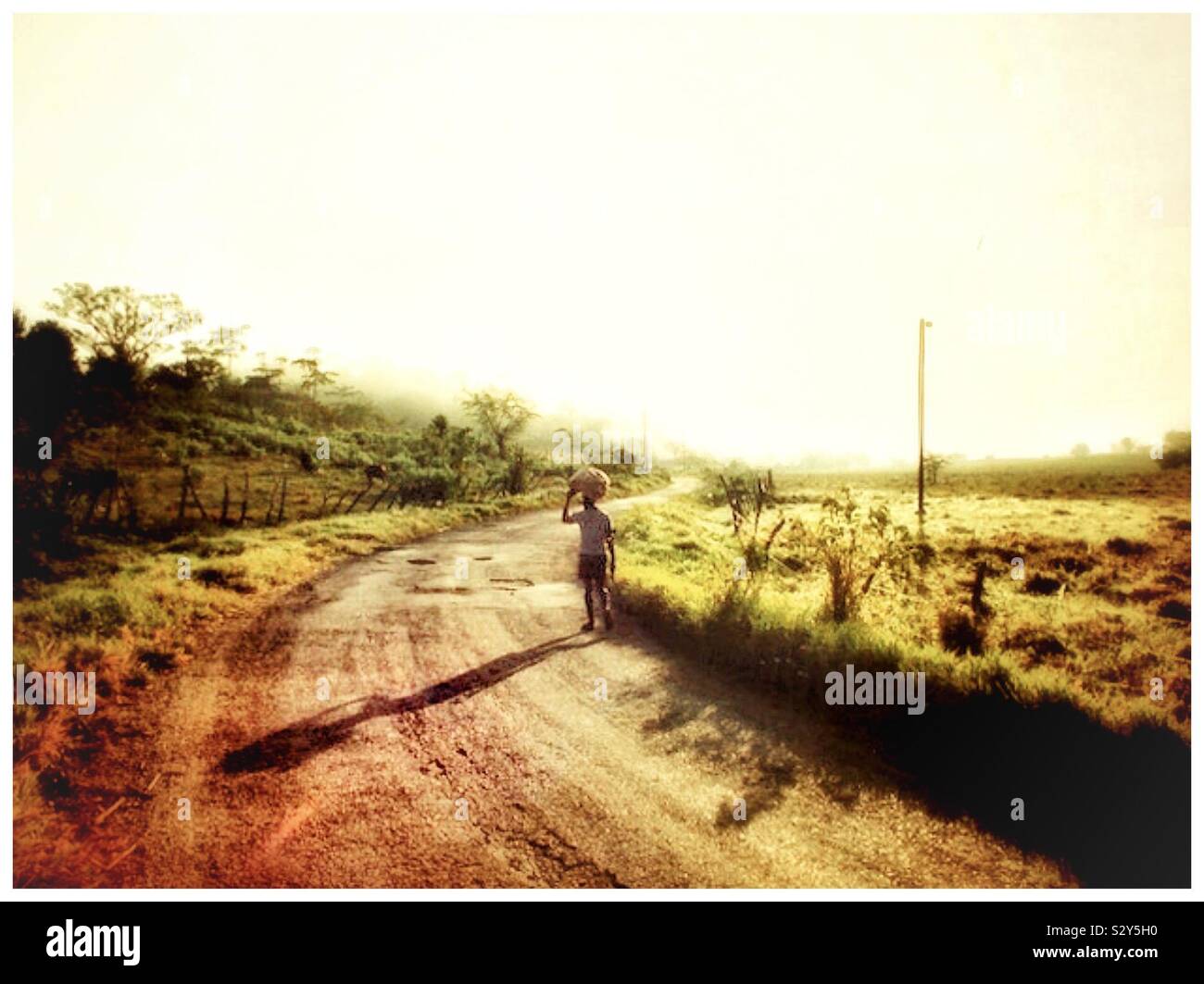 En la carretera en las zonas rurales de Jamaica. Foto de stock