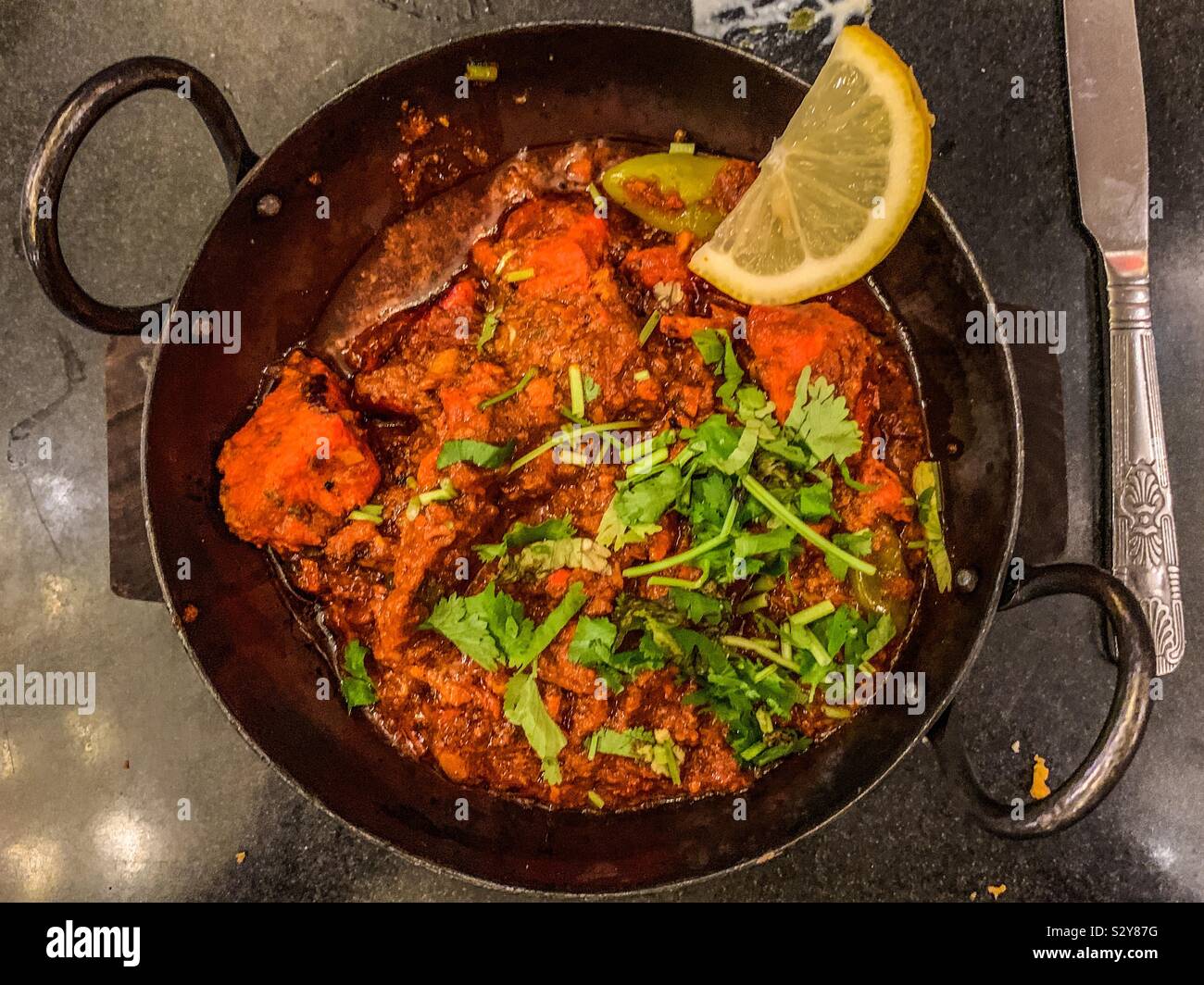 El balti curry de pollo en un restaurante indio Foto de stock