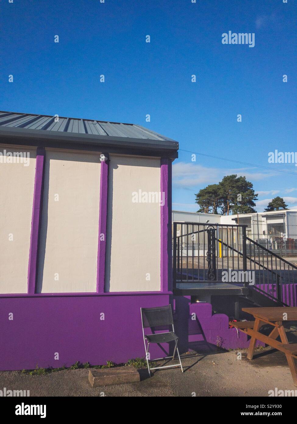 Escena urbana con púrpura y crema edificio seccionado. Foto de stock
