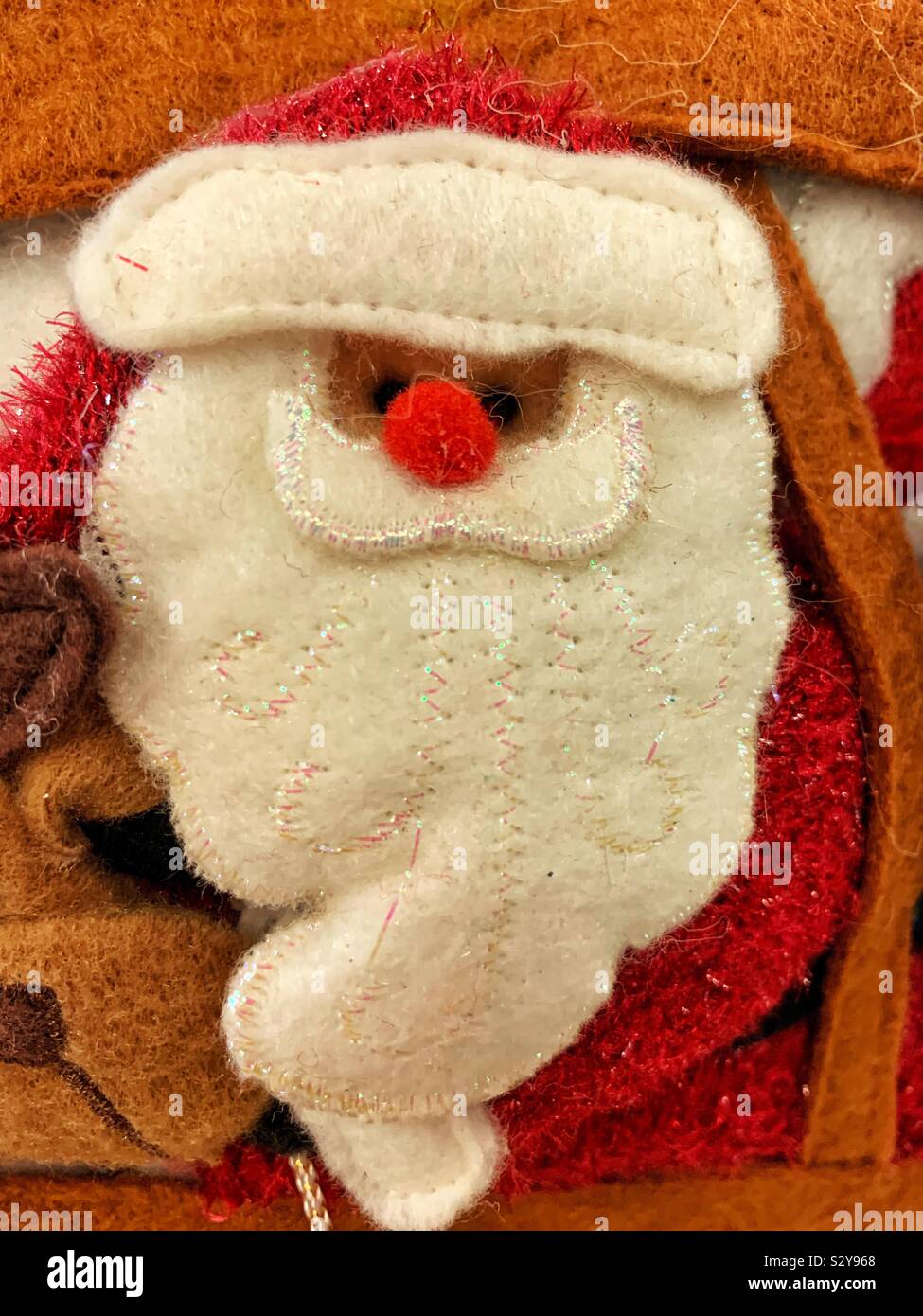 Crafty Santa cara hecha de fieltro Foto de stock