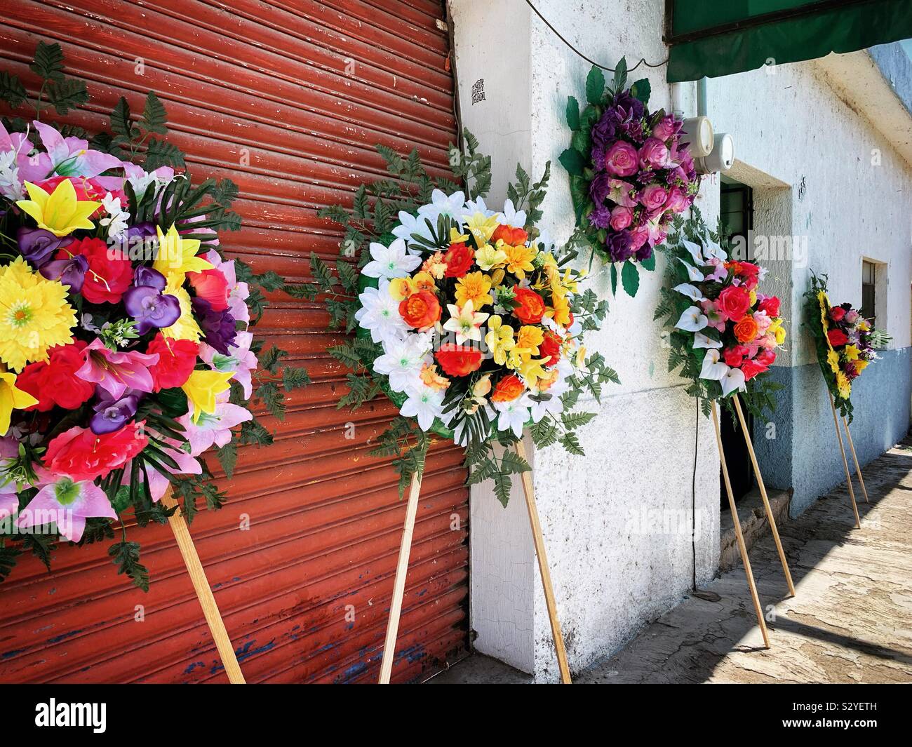 Coronas y arreglos florales están en exhibición para comprar en preparación para el Día de los Muertos. Foto de stock