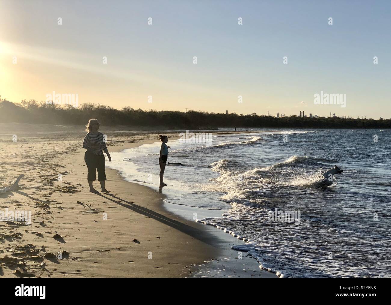 La diversión en la playa al atardecer. Foto de stock