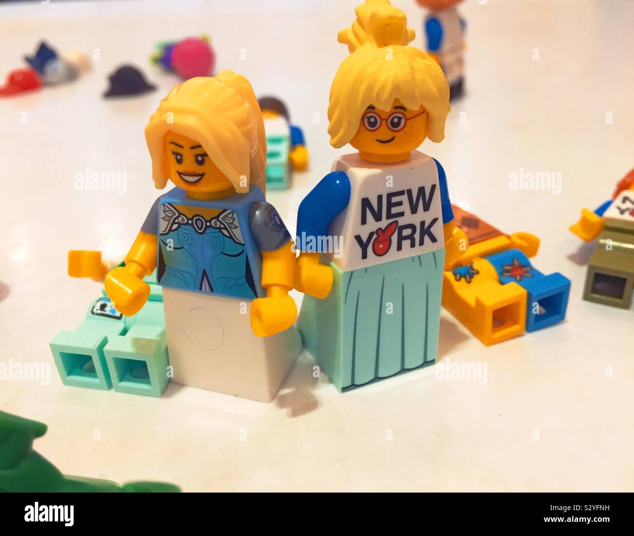 Colorido Lego chico y chica semejanza cifras en el Soho Lego store en la  Ciudad de Nueva York, EE.UU Fotografía de stock - Alamy