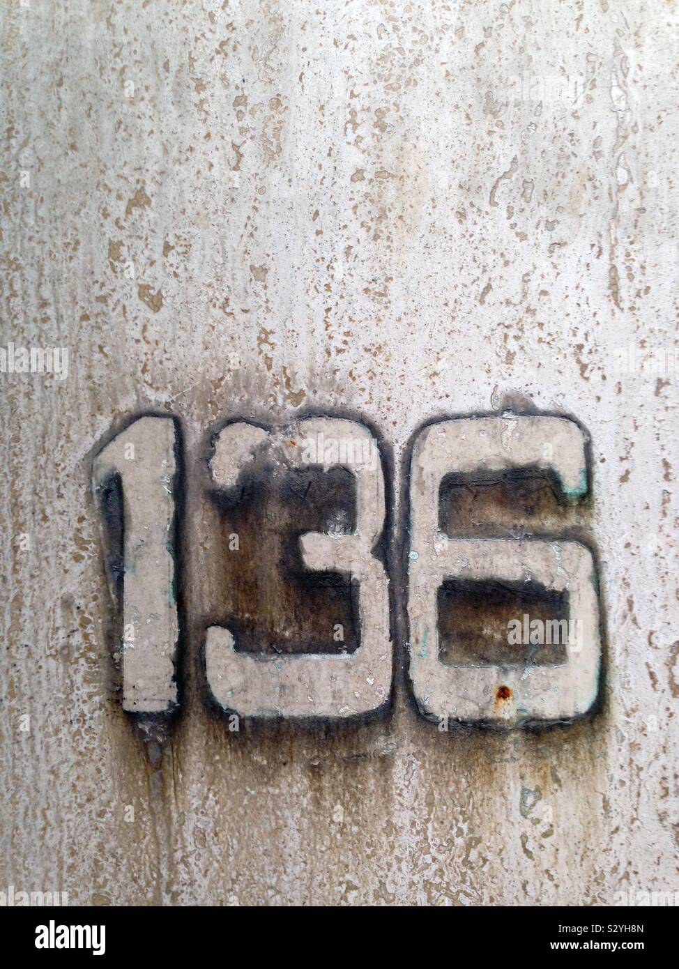 Las manchas y marcas esbozando la puerta número 136 cuando los números se retiraron de la puerta Foto de stock