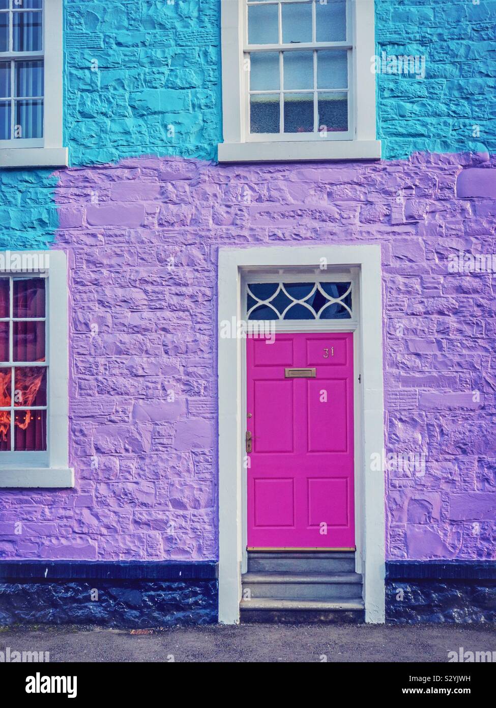 Painted purple house fotografías e imágenes de alta resolución - Alamy