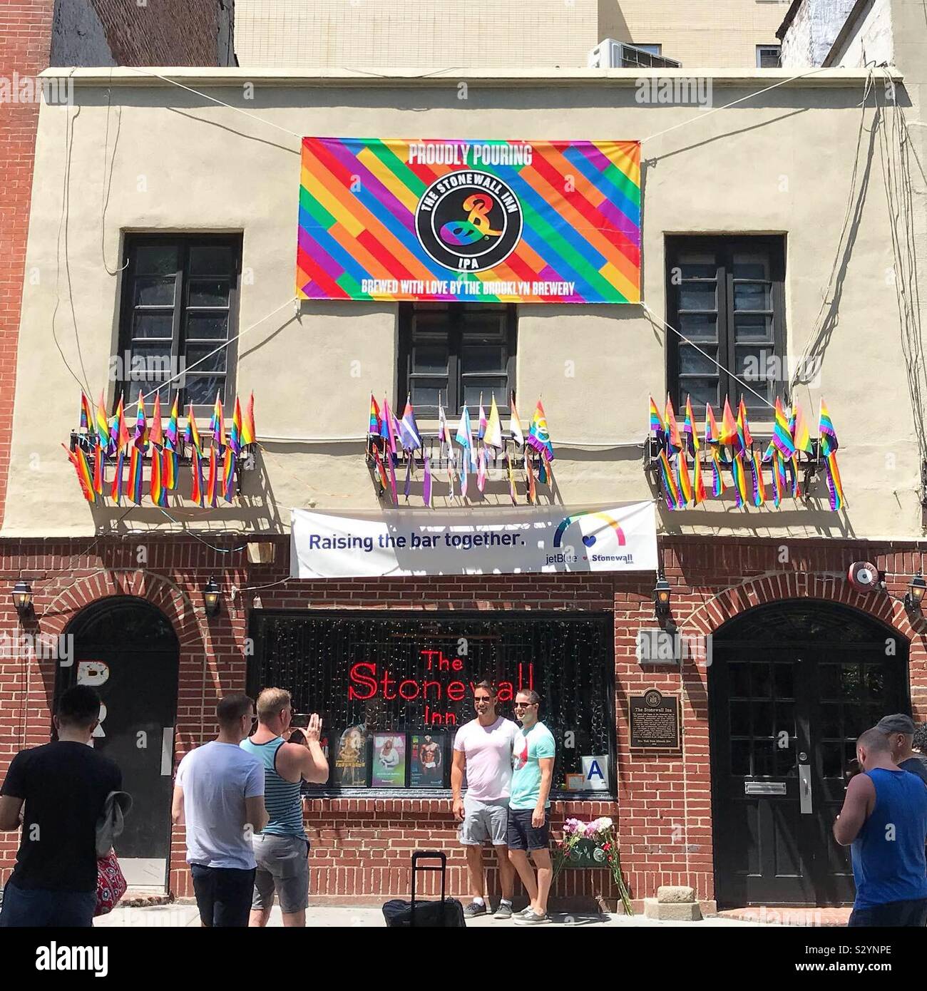 Stonewall Inn, en Greenwich Village, Nueva York conmemorando Stonewall50 Foto de stock