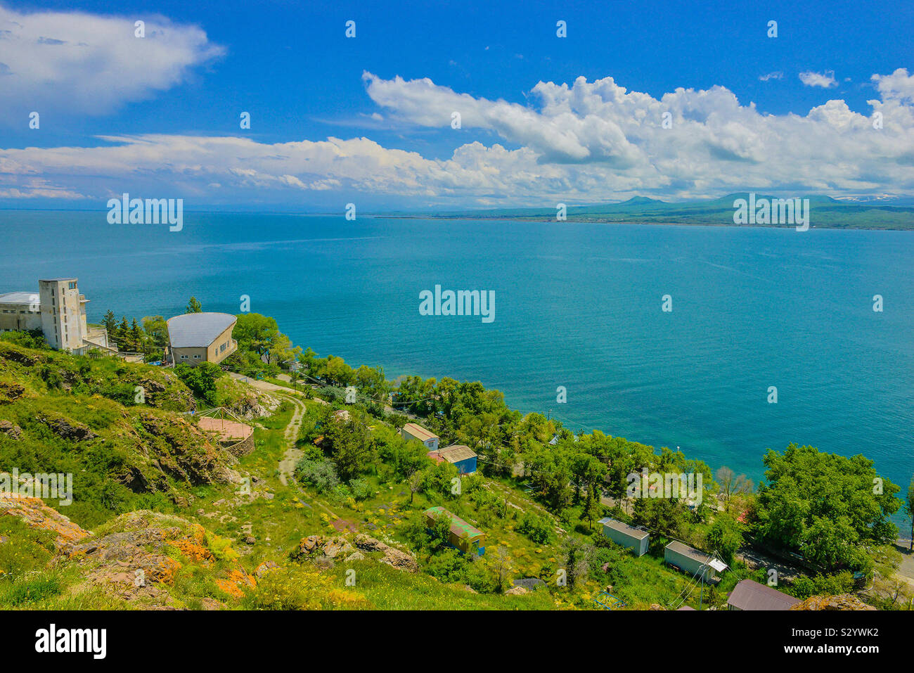 El lago Sevan en Armenia, las aguas azules del lago Foto de stock