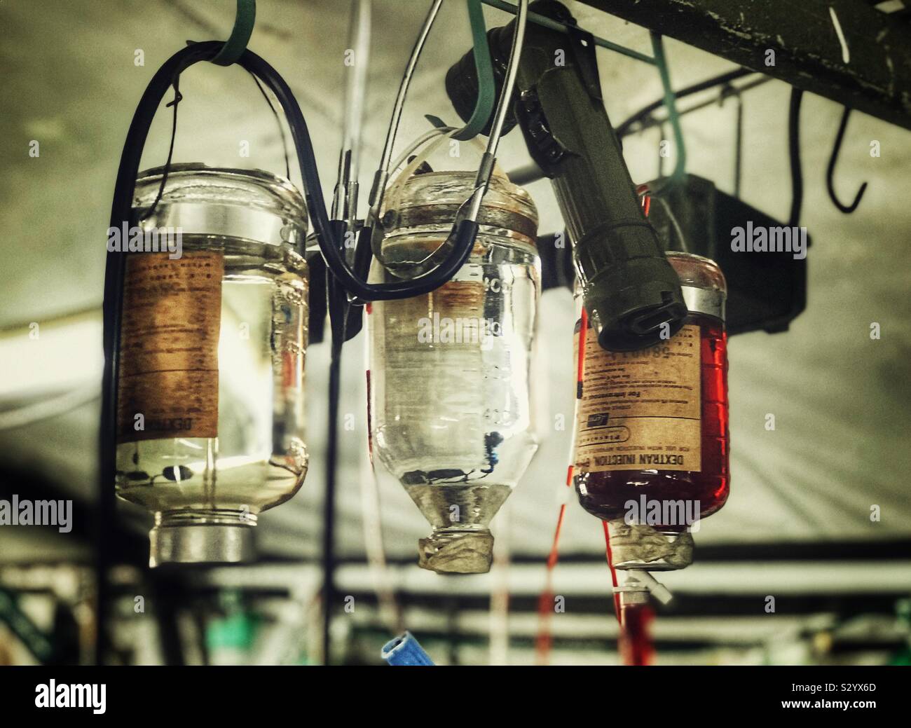 Botellas de líquido intravenoso en mapas Museo del Aire del Ejército hospital quirúrgico móvil mostrar Foto de stock