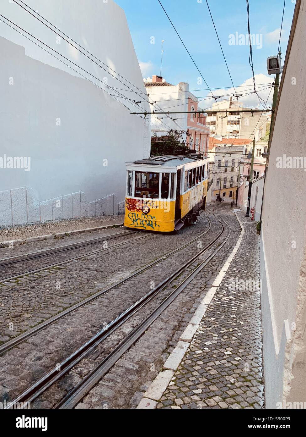 Antiguo ascensor típico tranvía en Lisboa Foto de stock