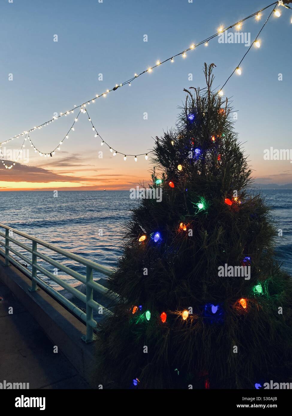 Árbol de Navidad y las luces decorativas en el muelle de Manhattan Beach.  Manhattan Beach, California, USA Fotografía de stock - Alamy