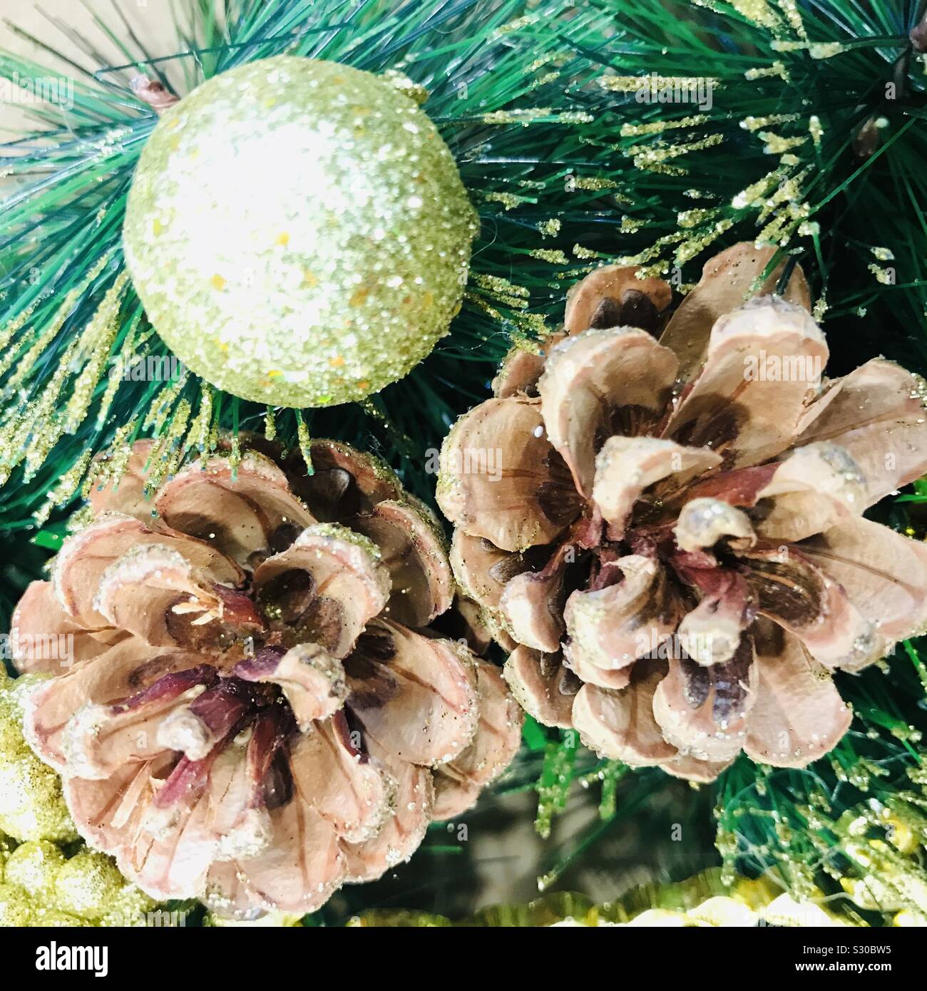 Decoración de navidad hojas de pino fotografías e imágenes de alta  resolución - Alamy