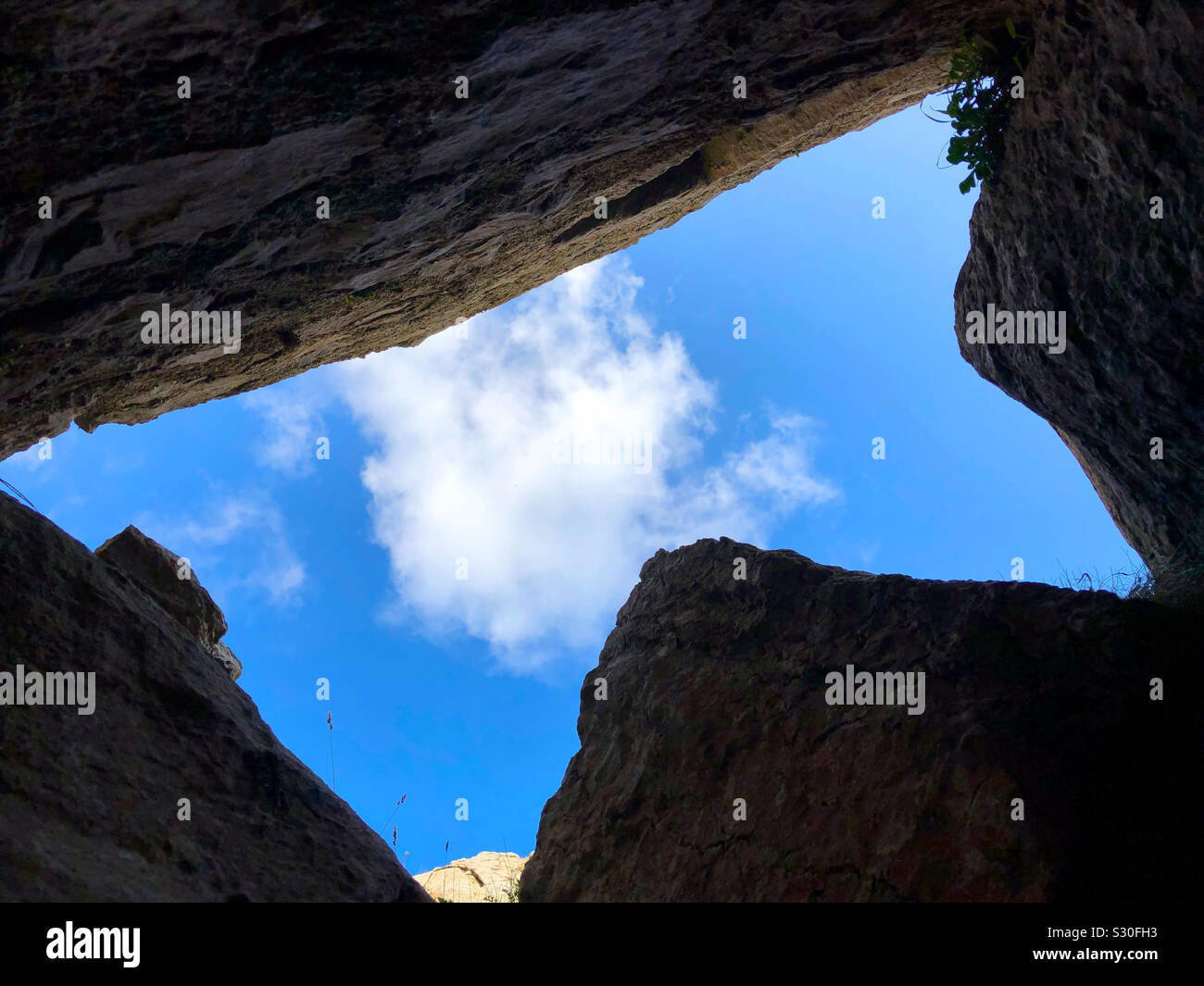 Mirando hacia arriba desde el interior de la capilla de San Govan, St. Govan Bosherston del jefe, en el Parque Nacional de la costa de Pembrokeshire, Dyfed, Gales, Reino Unido. Foto de stock