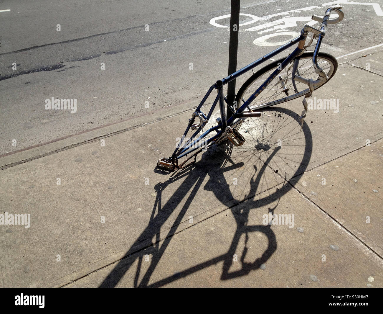 Bicicletas rotas junto al carril bici, Brooklyn, Nueva York, Estados Unidos. 2013. Foto de stock
