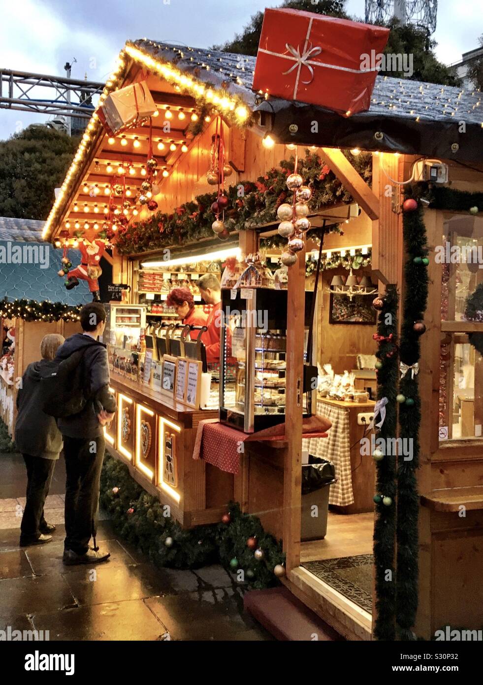 La parte alemana del Mercado de Navidad en Leeds, West Yorkshire, Reino Unido el 13 de diciembre, 2019. Este mercado es un evento popular y regular y está situado en la plaza del Milenio y cerca del Civic Hall. Foto de stock