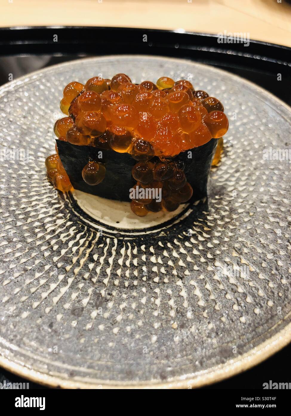 Huevas de salmón en el restaurante de sushi en Japón Foto de stock