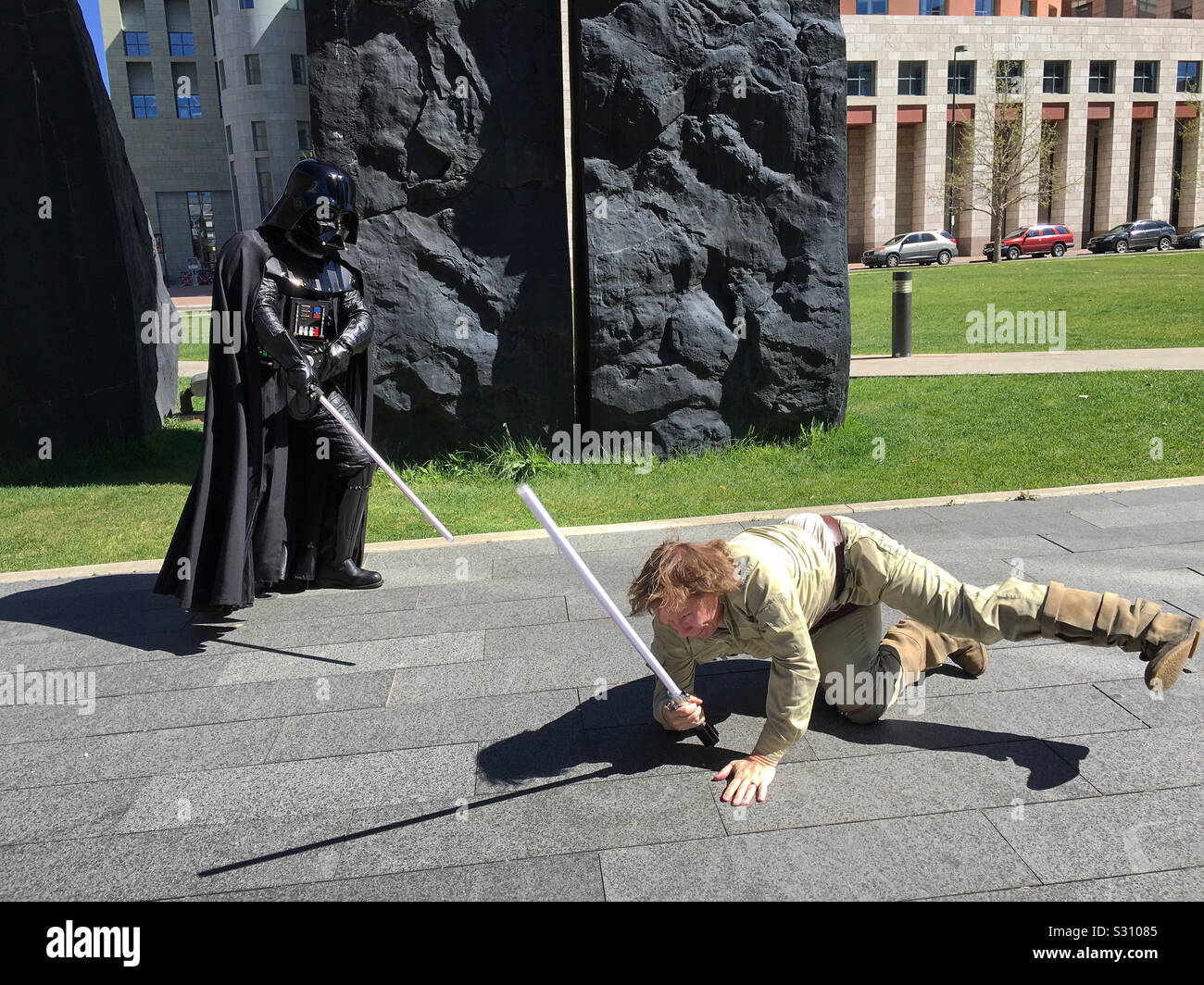 Filadelfia Abrasivo pintar Un simulacro de batalla entre Luke Skywalker y Darth Vader fuera del Museo  de Arte de Denver Fotografía de stock - Alamy