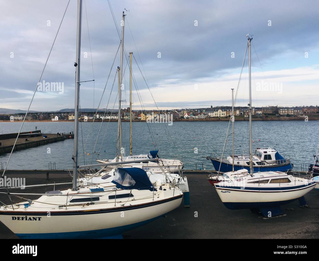 Los barcos de vela en el lado del puerto de Elie, Fife, Escocia Foto de stock