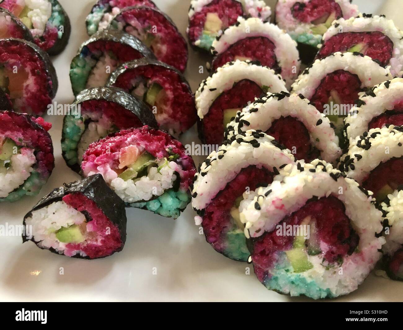 Selbst kreiertes und zubereitetes Sushi en verschiedenen Geschmacksrichtungen und a la de los Varones Foto de stock