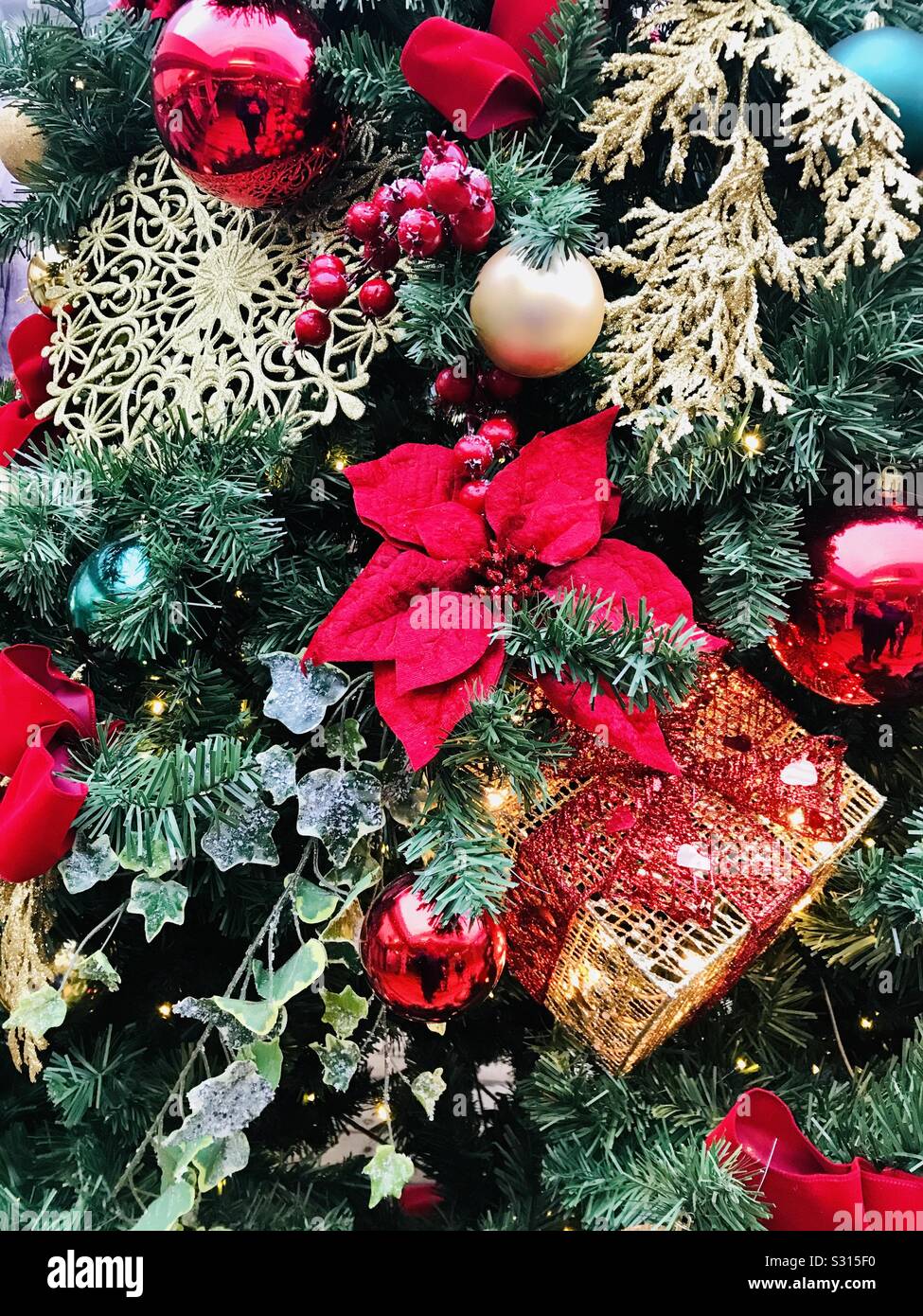 Árbol de navidad decorado con temática rojo Fotografía de stock - Alamy