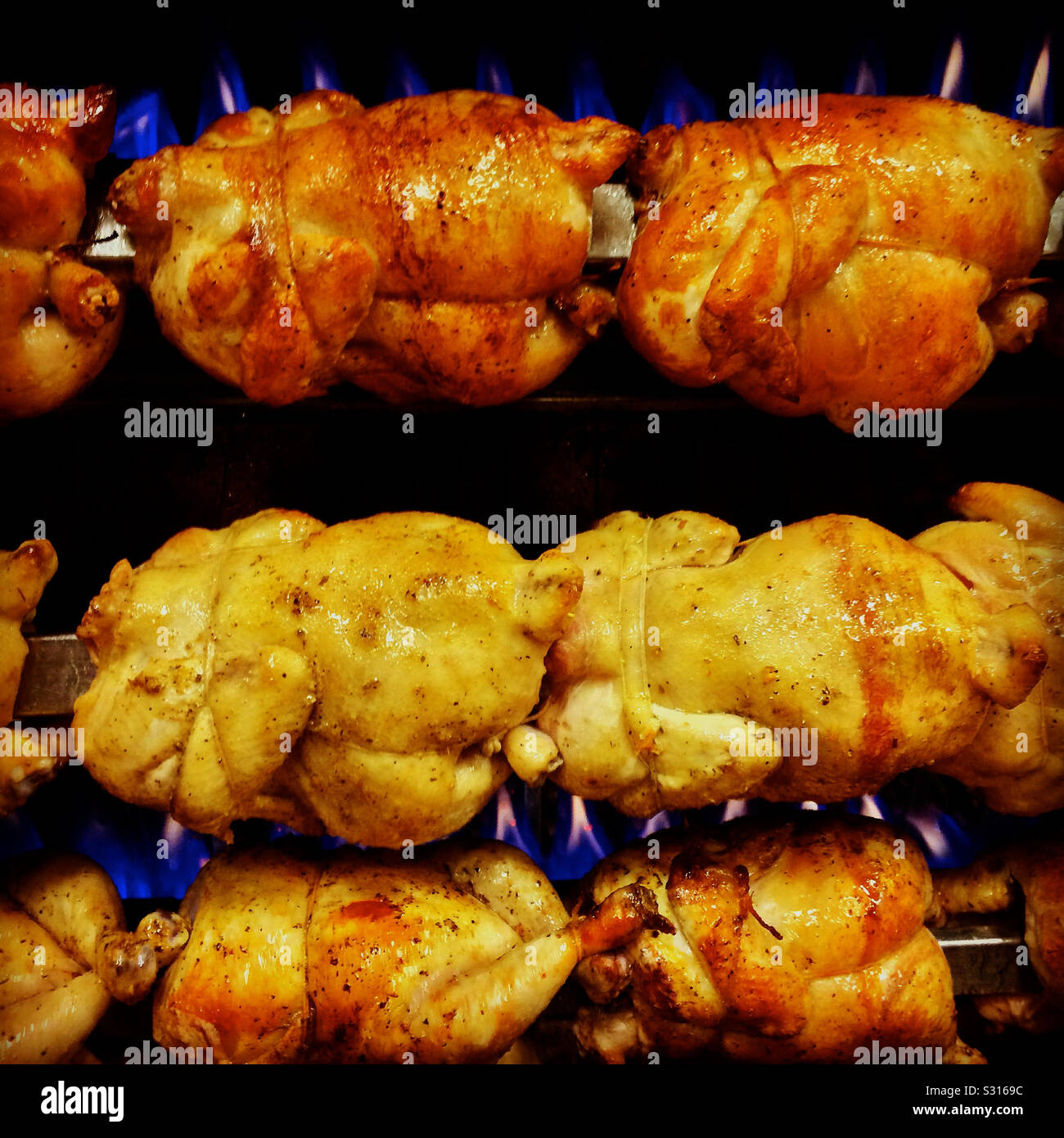Rotisserie chickens cooking fotografías e imágenes de alta resolución -  Alamy