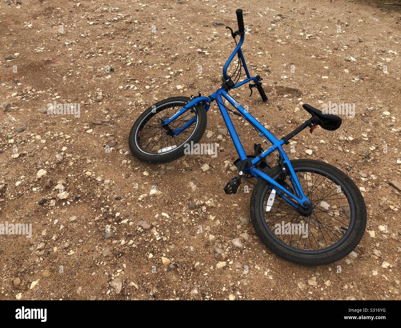 Bicicleta Bmx tumbado en el suelo Fotografía de stock - Alamy