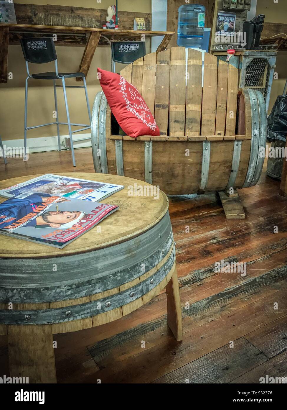 Decoración Rústica/industrial con silla y mesa de café hecha de barriles de  whiskey Fotografía de stock - Alamy