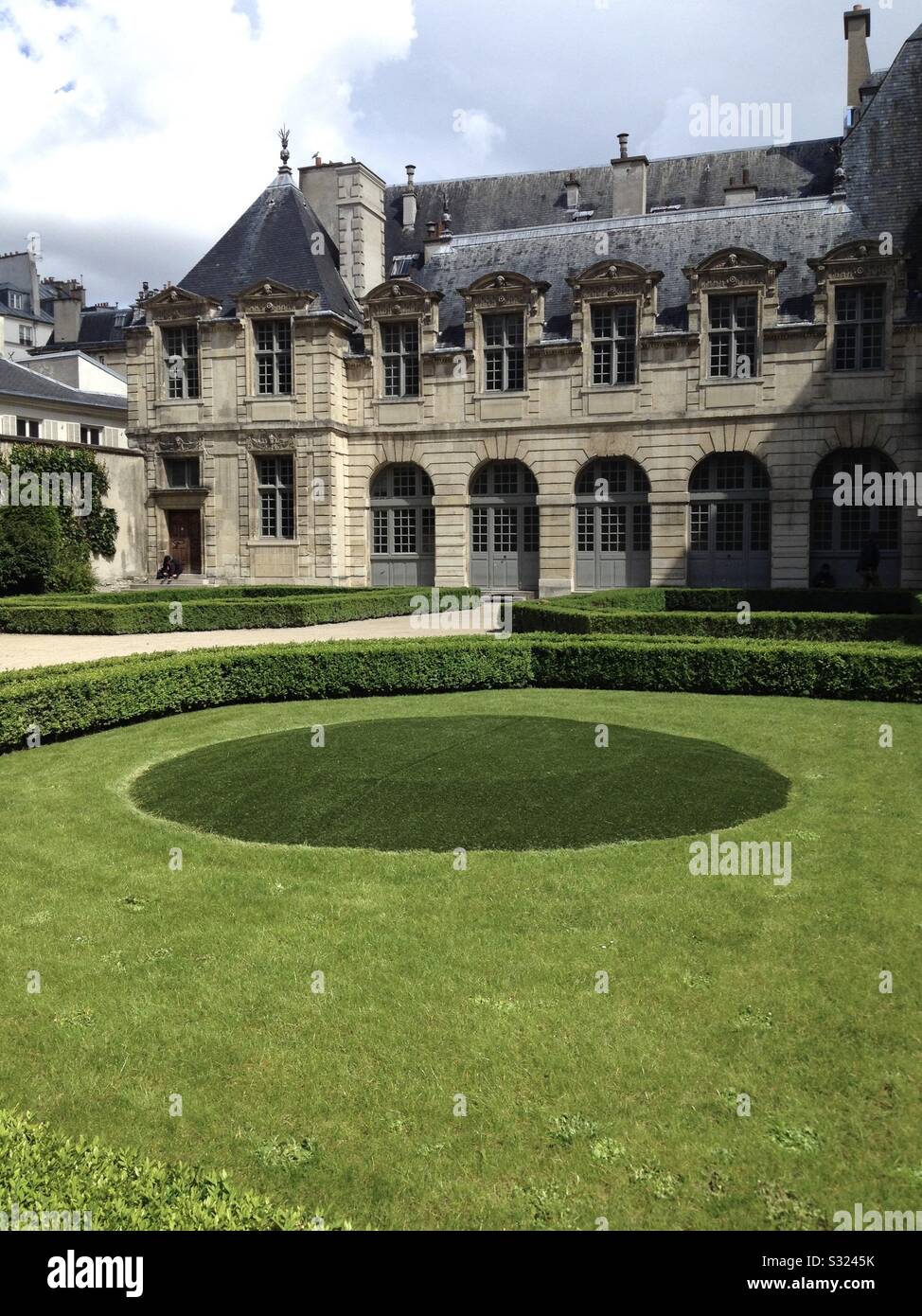 Una de las mansiones históricas construidas en el distrito de le Marais en París, Francia. Foto de stock