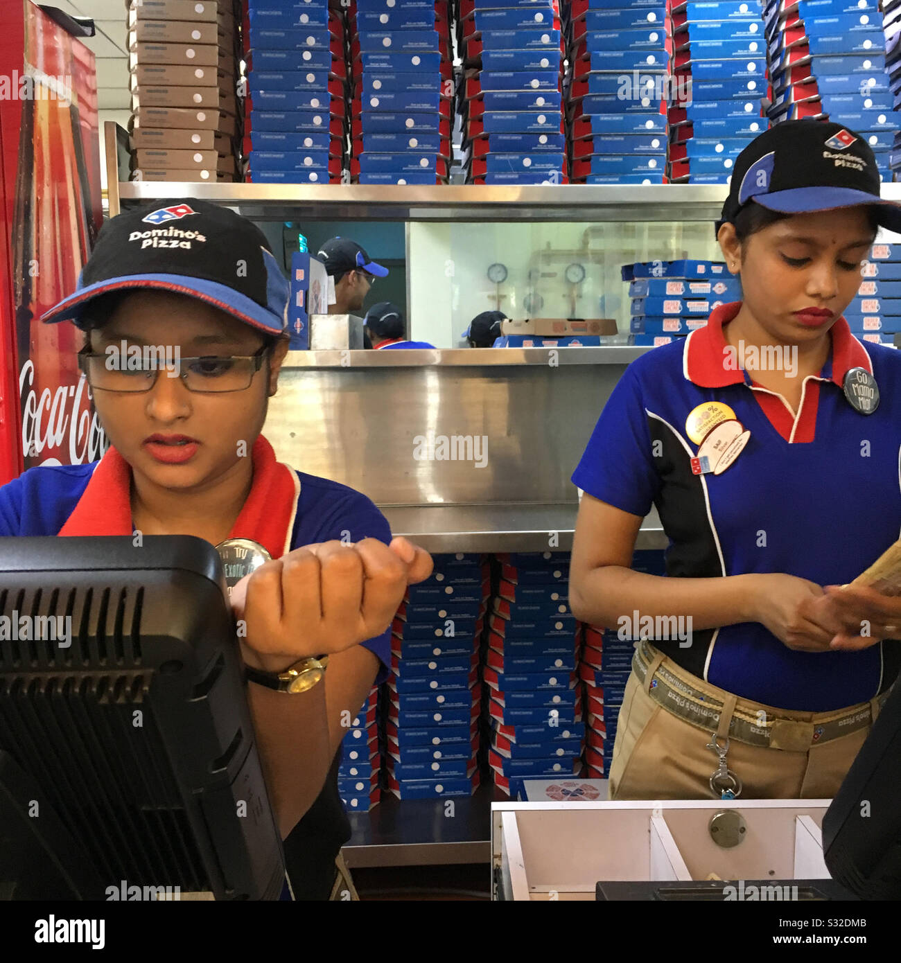 Dominos pizza restaurant fotografías e imágenes de alta resolución - Alamy