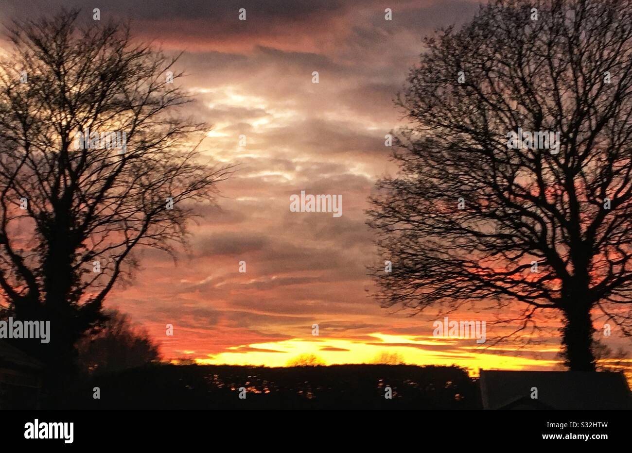 Espectacular puesta de sol de invierno, Norfolk Foto de stock