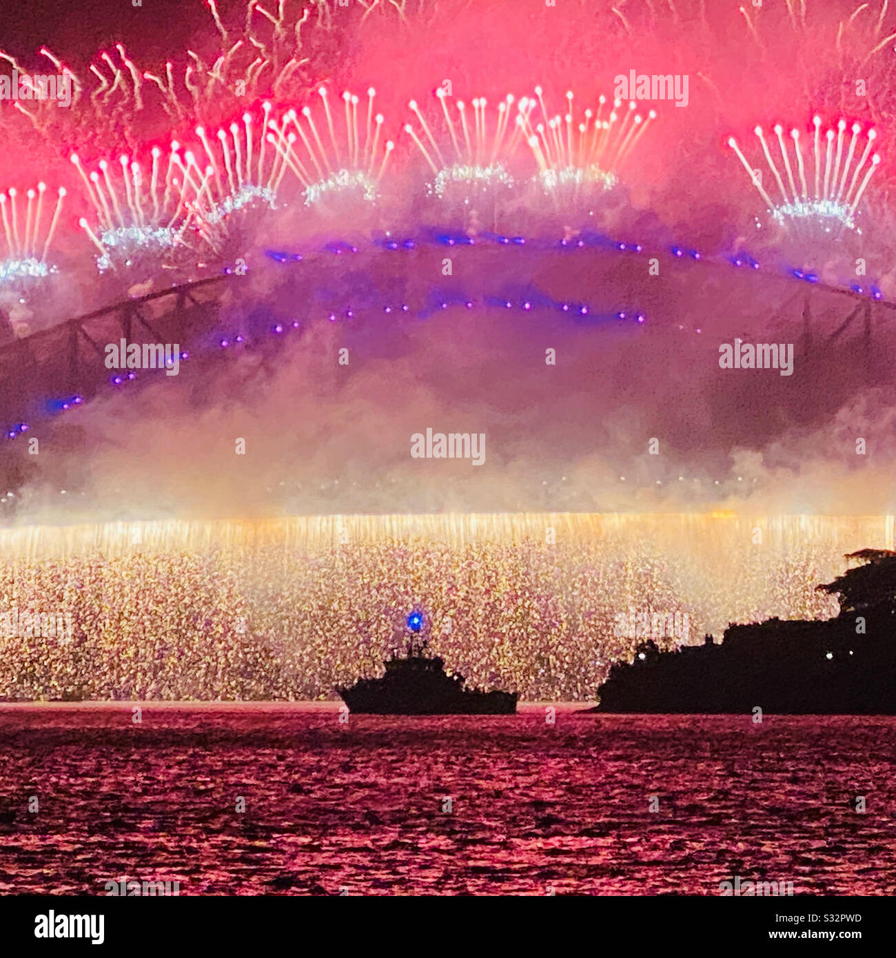 Fuegos artificiales De 2020 Años nuevos bajo el puente del puerto de Sídney Foto de stock
