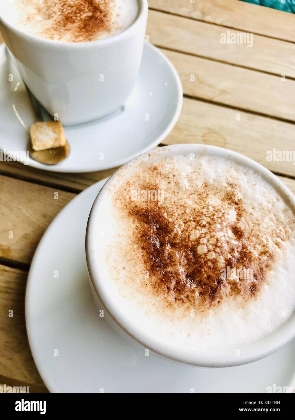 Dos tazas de café cappuccino Fotografía de stock - Alamy