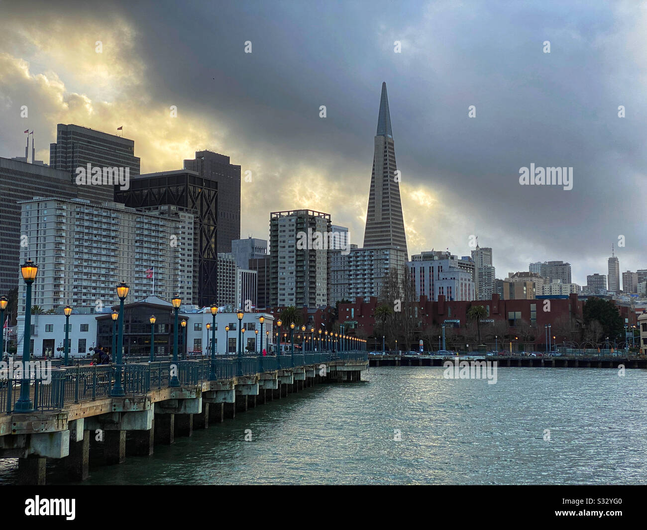 Horizonte de San Francisco con el edificio Transamerica Pyramid contra una espectacular puesta de sol Foto de stock