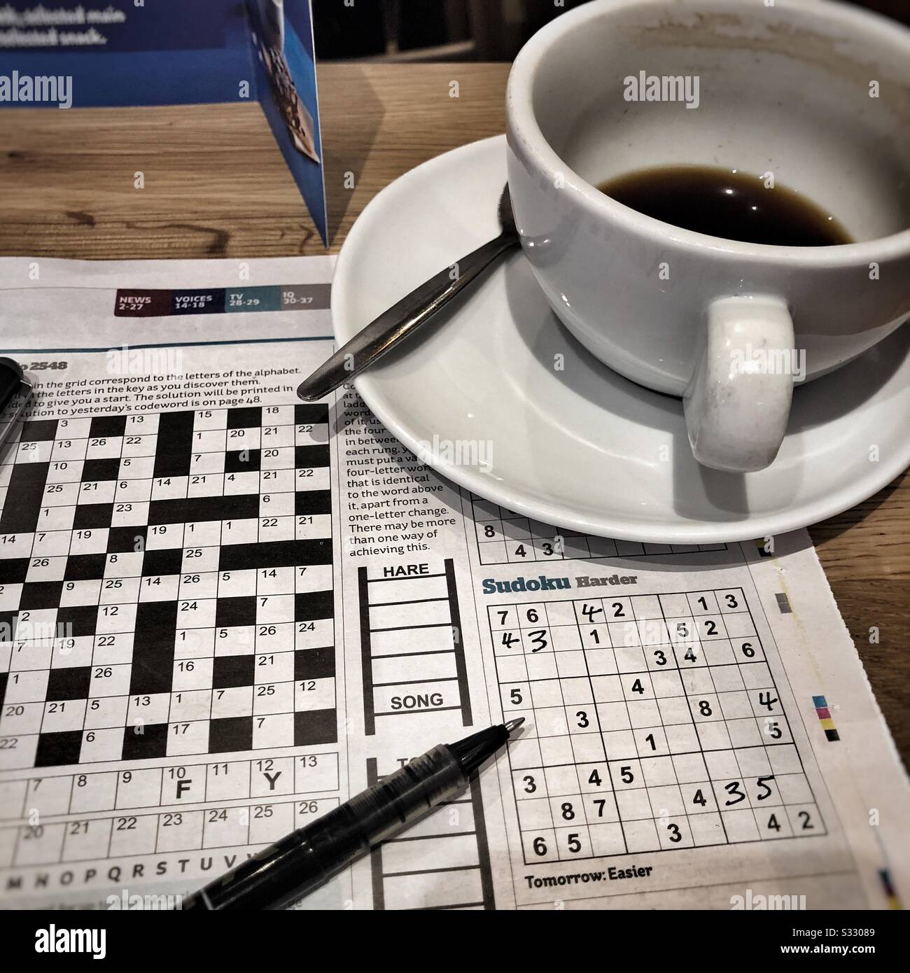 Crossword puzzle and coffee fotografías e imágenes de alta resolución