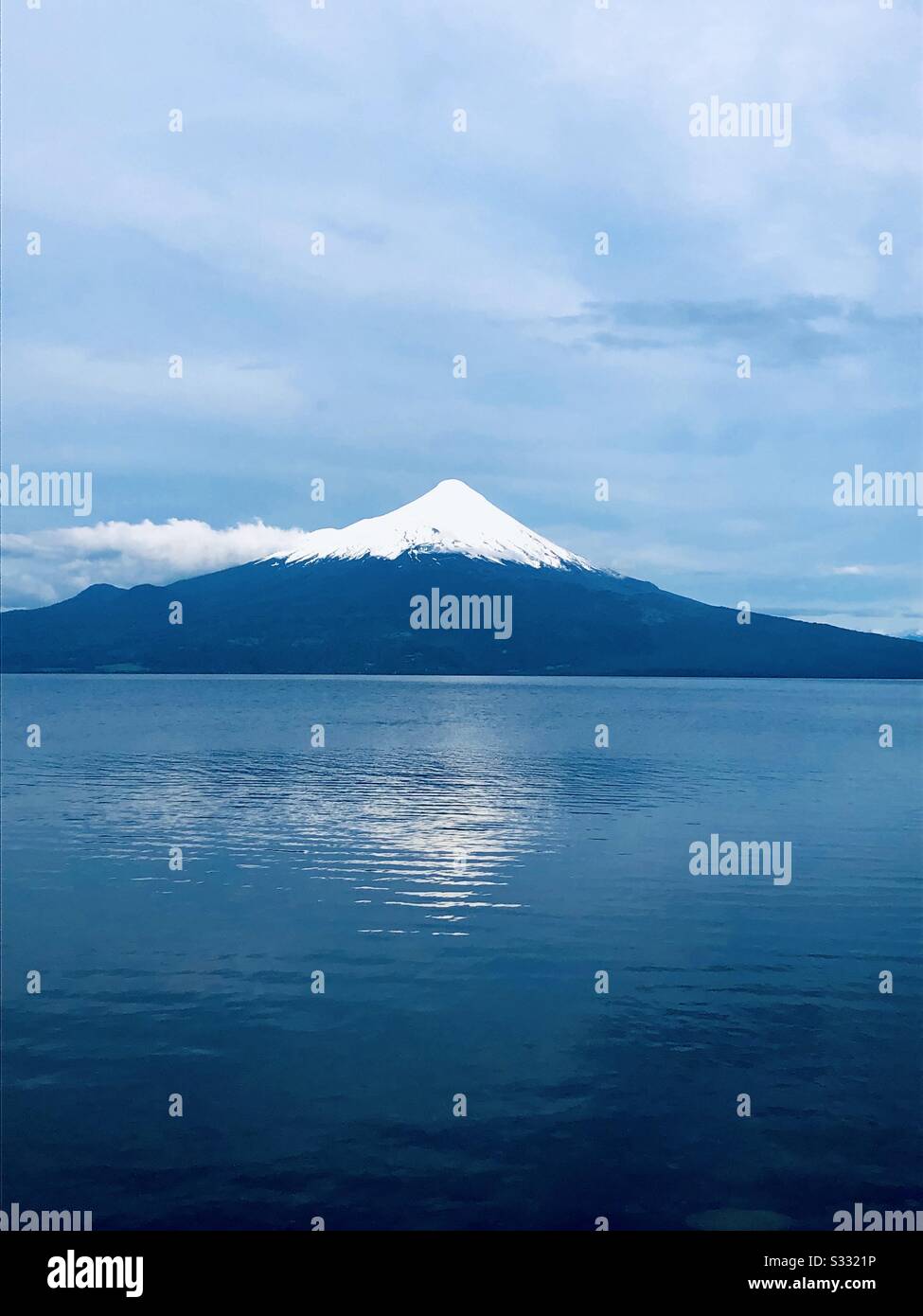 Volcán Osorno Lago Llanquihue Chile Foto de stock