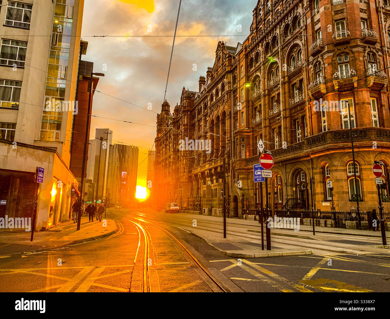 Puesta de sol en el centro de Manchester junto al hotel midland Foto de stock