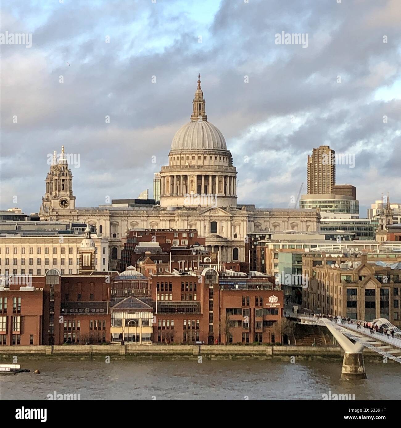 Vista de la Catedral de San Pablo desde el otro lado del río Támesis de Londres con el puente Millennium Foto de stock