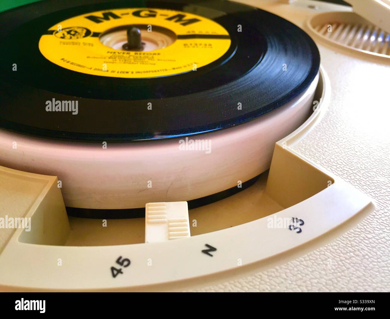 Vintage disco vinilo de 45 RPM en un de fonógrafo portátil los años EE.UU Fotografía de stock - Alamy