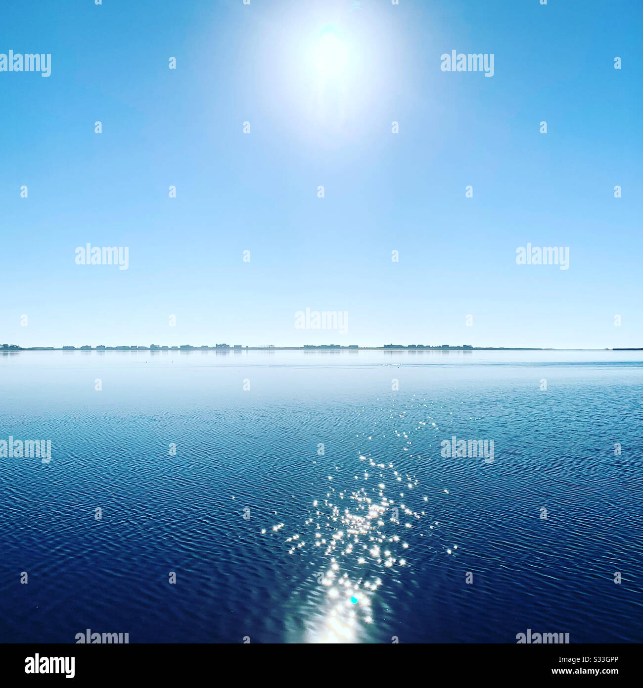 Aguas tranquilas en una mañana soleada en los Hamptons Foto de stock