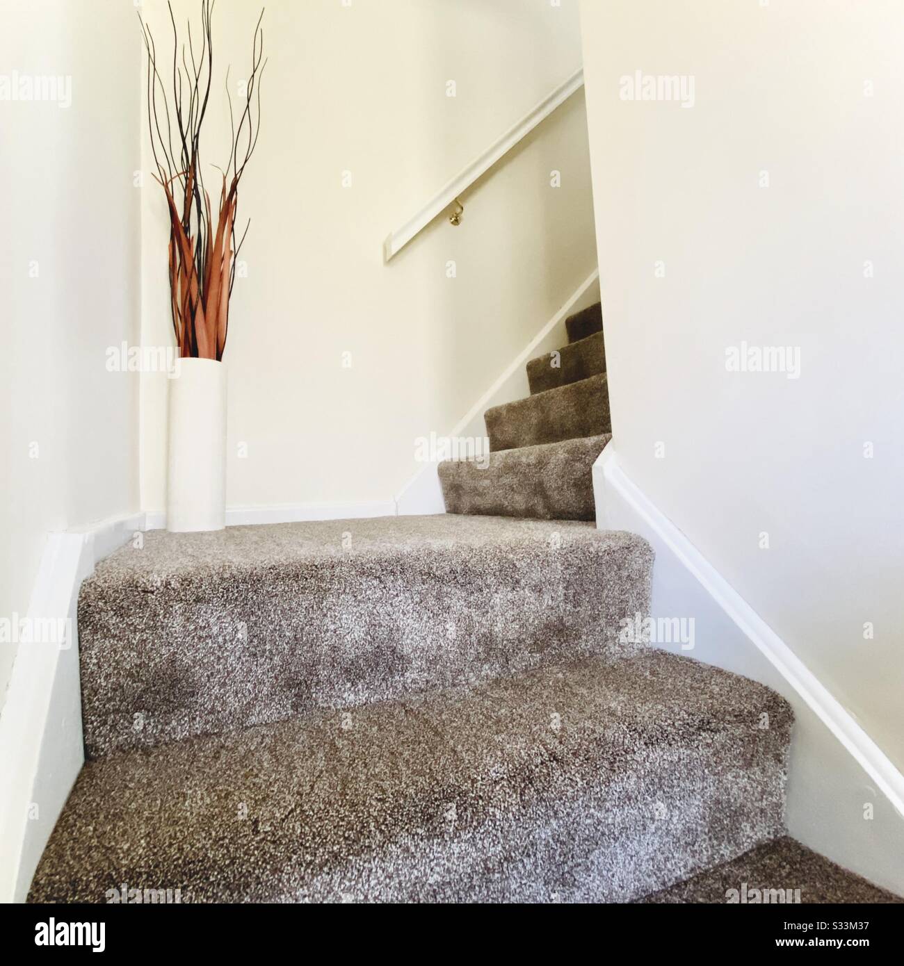 Escaleras modernas fotografías e imágenes de alta resolución - Alamy