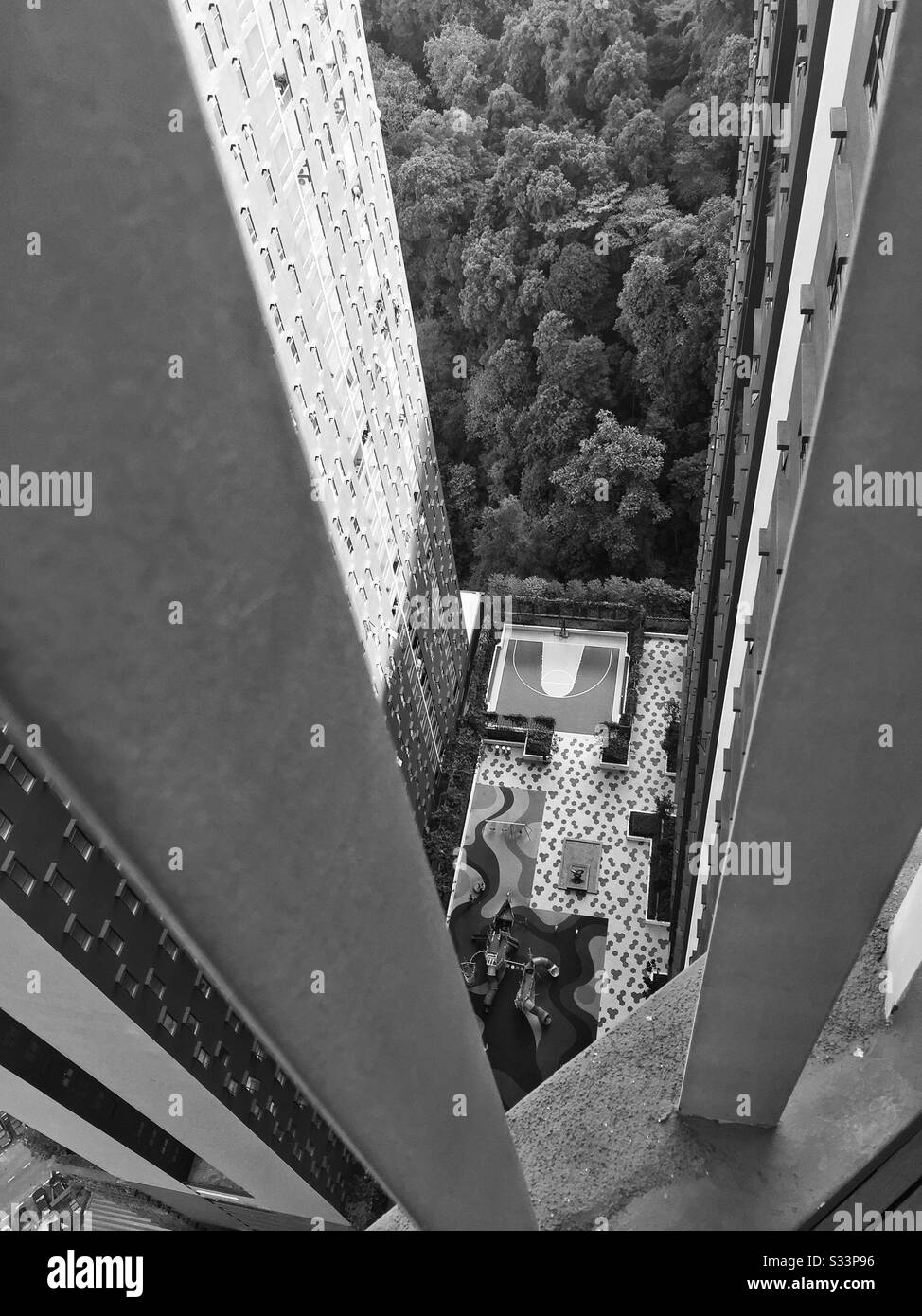 Vista de la cancha de baloncesto desde la azotea de un edificio alto. Foto de stock