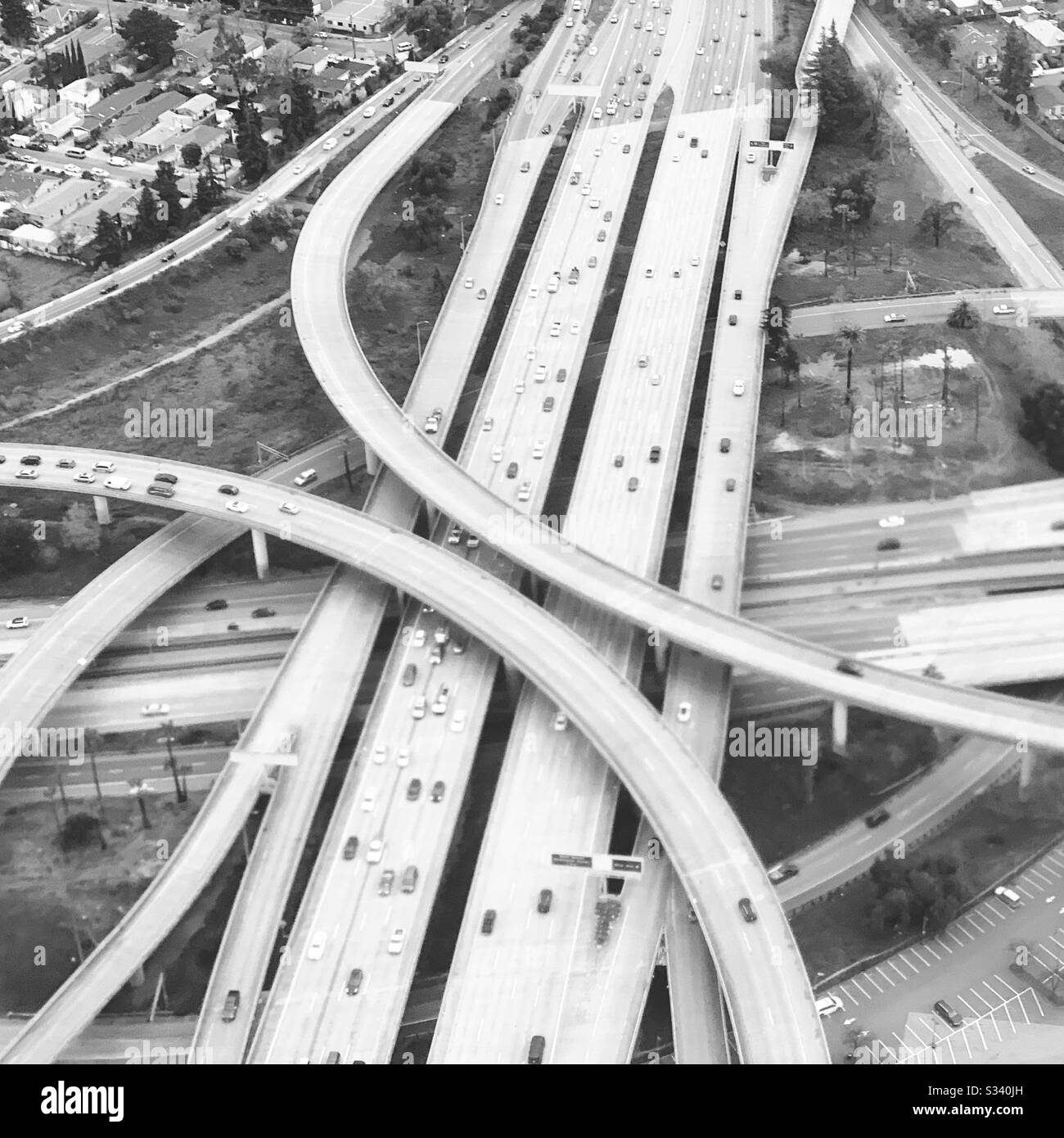 Imagen aérea en blanco y negro de las carreteras vistas mientras descienden hacia el Aeropuerto Internacional Norman Y. Mineta San José, California, Estados Unidos Foto de stock